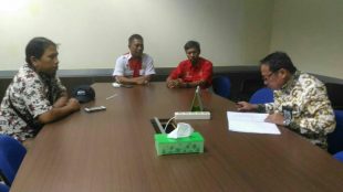 Kadisdik Kota Depok saat menerima Ketua DPC PWRI Kota Depok di ruang kerjanya (dok. KM)