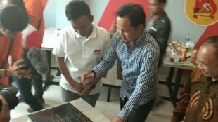 Walikota Bogor Bima Arya Sugiarto bersama Ruben Onsu saat tanda tangan peresmian outlet restoran Geprek Bensu di Empang, Kota Bogor (dok. KM)