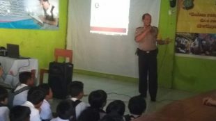 Kanit Binmas Polsek Bojonggede Iptu Sugiyanto saat penyuluhan di SMK Mutiara Bangsa, Senin 6/8 (dok. KM)