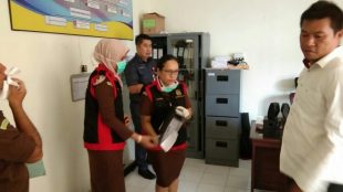Penyidik Tipikor Kejati Babel sedang lakukan penggeledahan, Rabu 8/8/2018 (dok. KM)