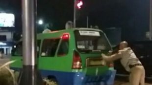 Wakapolresta Bogor Kota AKBP Rantau Isnur Eka mendorong angkot yang mogok ke tepi jalan di Baranangsiang, Kota Bogor, Senin 13/8/2018 (dok. KM)