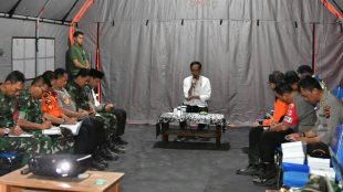 Presiden Joko Widodo memberikan arahan dalam rapat terbatas di halaman RSUD Tanjung, Kecamatan Tanjung, Kabupaten Lombok Utara, Senin 13/8/2018 (dok. Setpres)