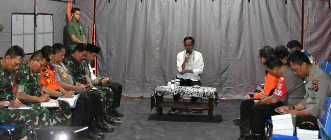 Presiden Joko Widodo memberikan arahan dalam rapat terbatas di halaman RSUD Tanjung, Kecamatan Tanjung, Kabupaten Lombok Utara, Senin 13/8/2018 (dok. Setpres)