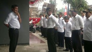 Kepala UPTD PU Sagaranten (kiri), saat apel dan memberi pengarahan (dok. Tar/KM )