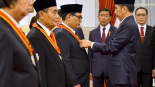 Presiden Joko Widodo memberikan tanda jasa menjelang HUT RI ke-73 di Istana Merdeka, Jakarta 15/8/2018 (dok. Setpres)