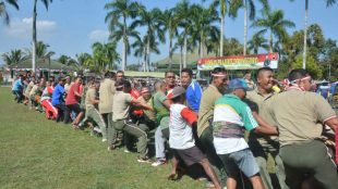 Salah satu aksi lomba tarik tambang combat yang pesertanya 73 orang gabungan TNI dan segenap elemen masyarakat ini yang dilakukan dalam rangka HUT RI ke-73 di Lapangan Korem 71 Wijayakusuma.