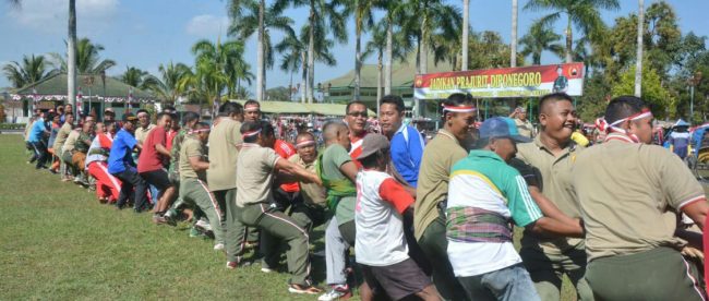Salah satu aksi lomba tarik tambang combat yang pesertanya 73 orang gabungan TNI dan segenap elemen masyarakat ini yang dilakukan dalam rangka HUT RI ke-73 di Lapangan Korem 71 Wijayakusuma.