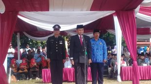 Inspektur upacara pada peringatan HUT ke-73 Kemerdekaan Indonesia di Kecamatan Sawangan, Depok, 17/8/2018 (dok. KM)