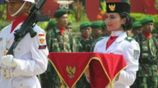 Shany Tania, Pembawa Bendera Pusaka HUT RI di Balaikota Depok, Jumat 17/8/2018 (dok. KM)