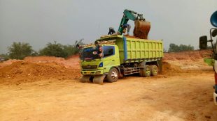 Aktivitas pengerukan tanah merah ilegal di Desa Gorowong, Kecamatan PArung Panjang, Bogor (dok. KM)
