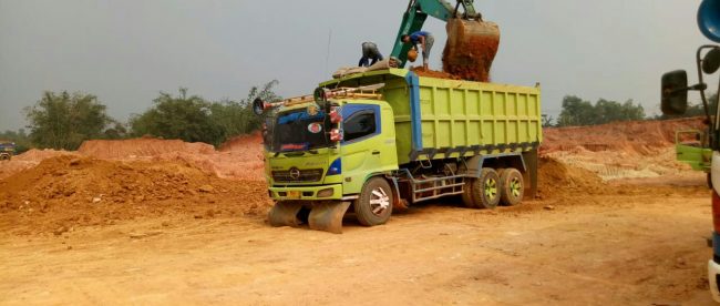 Aktivitas pengerukan tanah merah ilegal di Desa Gorowong, Kecamatan PArung Panjang, Bogor (dok. KM)