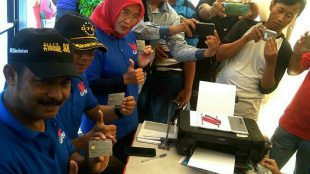 Peluncuran Gerbang Pembayaran Nasional (GPN) oleh Pejabat Bupati Banyumas Budi Wibowo, Detasir Kepala Kantor Perwakilan Bank Indonesia Purwokerto Rini A.W. Hartanti di Alun-Alun Purwokerto, Minggu, 19/8/2018.