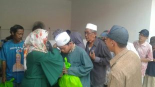 Calon Kepala Desa Setia Darma, Kabupaten Bekasi, saat memberikan santunan kepada Kaum Duafa dan Yatim Piatu