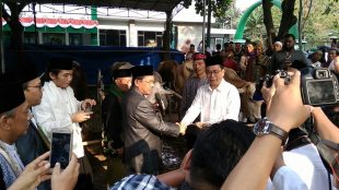Wakil Walikota Tangerang, H. Syachrudin secara simbolis menyerahkan hewan korban kepada Ketua Umum Pelaksanaan Idul Adha 1439 Masjid Al Azhom, Dadi Budaeri di belakang Masjid Al Azhom, Rabu 22/8/2018 (dok. KM)