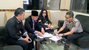 Ketua Umum PPWI dan FPII melaporkan pengurus Dewan Pers ke Polres Metro Jakarta Pusat, Agustus 2018 (dok. KM)