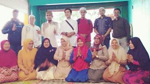 Panitia dan staf pendidik SMK Syadam, MTs Syahid Darul Mu'min dan SMP Aqilah Hidayah sesaat sebelum pemotongan kurban (dok. KM)