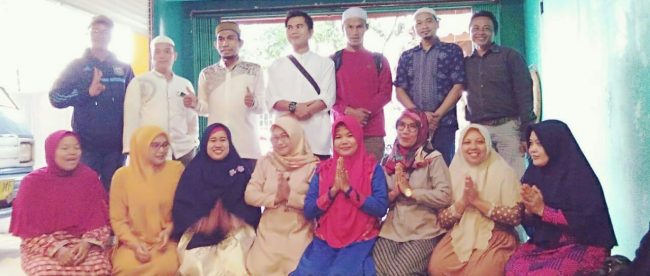 Panitia dan staf pendidik SMK Syadam, MTs Syahid Darul Mu'min dan SMP Aqilah Hidayah sesaat sebelum pemotongan kurban (dok. KM)