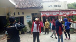 Para kader Desa Sukmajaya, Kecamatan Tajurhalang, saat persiapan lomba dan acara lomba, Rabu 29/8/2018 (dok. KM)