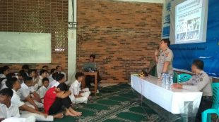Kapolsek Bojonggede Kompol Agus Koster Sinaga saat memberikan bimbingan pada siswa SMP Sulthon dan SMK Saradan At Tajir, Desa Tajurhalang , Kecamatan Tajurhalang, Kabupaten Bogor, Senin 6/8/2018 (dok. KM)