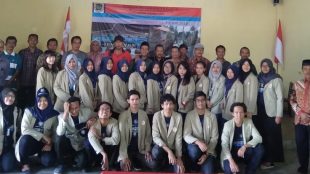 Keterangan foto: Foto bersama mahasiswa UGM Jogjakarta dengan Lurah Jambeyan, Munawar (batik merah berpeci)