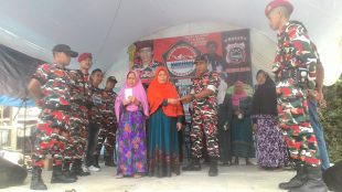 Ketua LMPI MAC Tamansari Zhoro saat memberikan santunan kepada yatim piatu dan dhuafa, Minggu 26/8 (dok. KM)