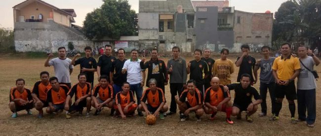 Foto bersama penyelenggara dan pemain menjelang digelarnya Meruyung Cup di Depok, Minggu 12/8/2018 (dok. KM)