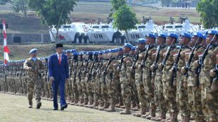 Presiden Joko Widodo memantau kesiapan kontingen tentara Indonesia untuk pasukan perdamaian PBB di Lebanon dan Kongo, Bogor 31/8/2018 (dok. Setpres)