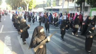 Foto viral yang menampilkan pawai anak-anak TK yang menggunakan kostum seperti kelompok teroris (dok. Facebook user Nanisha effendy)