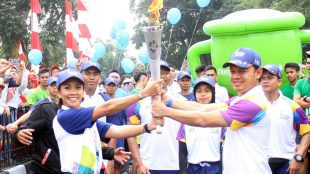 Prosesi Penyerahan Obor Asian Games 2018 Melanie Putria Kepada Bima Arya Sugiarto, Selasa 14/8/2018 (dok. KM)