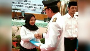 Walikota Bogor Bima Arya Sugiarto saat memberikan remisi secara simbolis kepada warga binaan Lapas Kelas IIA Paledang, Jumat 17/8/2018 (dok. KM)
