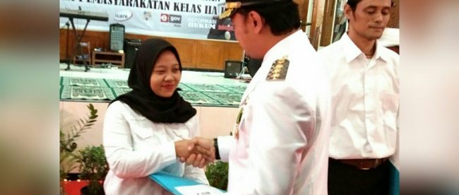 Walikota Bogor Bima Arya Sugiarto saat memberikan remisi secara simbolis kepada warga binaan Lapas Kelas IIA Paledang, Jumat 17/8/2018 (dok. KM)