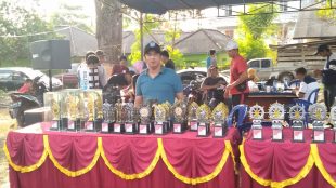 Deretan piala yang dipersiapkan bagi pemenang dalam lomba burung di Tanjung Ketapang, Bangka Selatan, Minggu 12/8 (dok. KM)