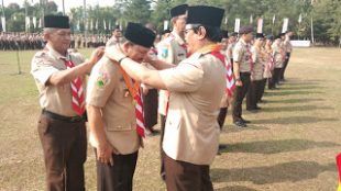Ketua Kwarnas Gerakan Pramuka Adhyaksa Dault saat mengalungkan Lencana Melati kepada Ketua Kwarcab Langsa Marzuki Hamid (dok. KM)