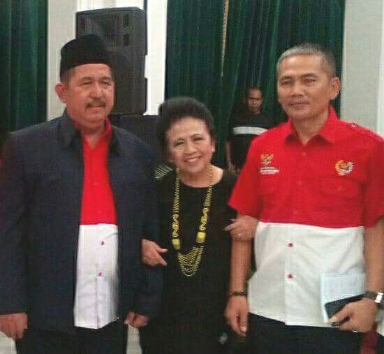 Ketua Umum dan Sekjen DPP PWRI Foto Bersama Ceu Popon Usai Memberikan Sambutan (dok. KM)