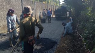 Pengaspalan jalan di wilayah Kp. Sawah Garung, Rw 08 Desa Sukaluyu, Kecamatan Tamansari , Kabupaten Bogor, Jumat 17/08/2018 (Dok. KM)