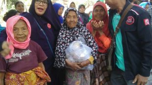 Foto bersama warga Lombok usai menerima bantuan dari relawan Bang Japar (dok. KM)