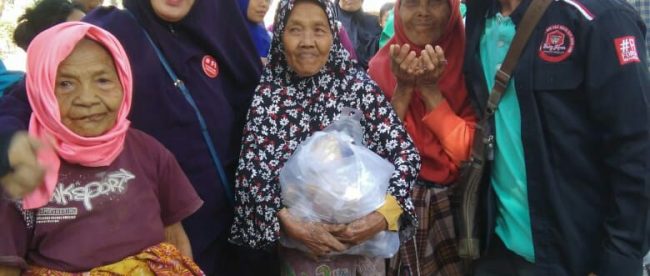Foto bersama warga Lombok usai menerima bantuan dari relawan Bang Japar (dok. KM)
