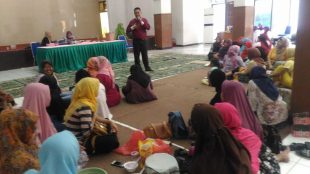 Ibu-ibu dalam kegiatan PKMB, Rabu 12/9/2018 (dok. KM)