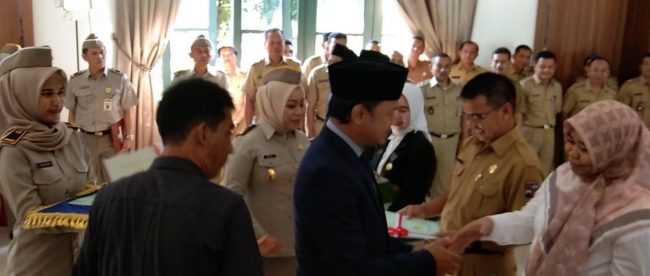 Walikota Bogor Bima Arya Sugiarto Bersama Kepala Kantor Pertanahan/BPN Kota Bogor Ery Juliani Pasoreh Saat Membagikan Sertifikat (dok. KM)