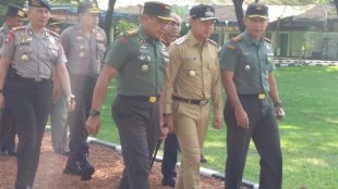 Walikota Bogor Bima Arya Sugiarto, Danrem 061/SK Kolonel Inf. Mohamad Hasan dan Komandan Batalyon 315/Garuda, Letkol Inf Rendra Dwi Ardhani Saat Menyambut Kepulangan Prajurit Satgas Pamtas (dok. KM)
