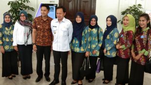 Walikota Bogor Bima Arya Sugiarto dan Wakil Bupati Bandung Barat Hengky Kurniawan serta Ketua Sekolah Ibu Yane Ardian (dok. KM)