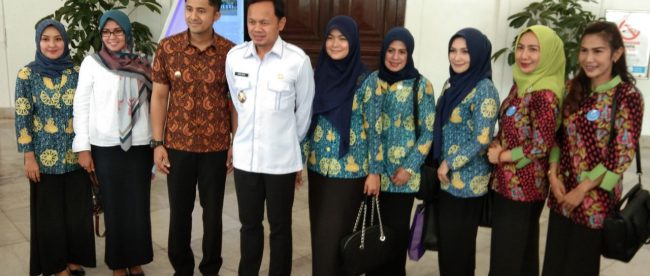 Walikota Bogor Bima Arya Sugiarto dan Wakil Bupati Bandung Barat Hengky Kurniawan serta Ketua Sekolah Ibu Yane Ardian (dok. KM)