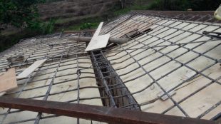 Atap dak beton di rumah pintu air di Desa Palasari, Kabupaten Bogor, yang roboh (dok. KM)