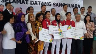 Defia saat menerima simbolis beasiswa S1 STIE Kesatuan (dok. KM)