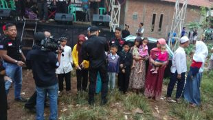 Aktivis BBR memberi santunan kepada yatim di wilayah Babakan Madang, Selasa 28/8 (dok. KM)