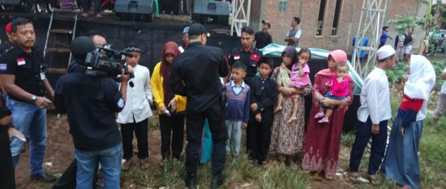 Aktivis BBR memberi santunan kepada yatim di wilayah Babakan Madang, Selasa 28/8 (dok. KM)