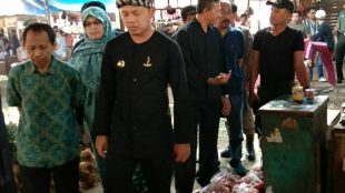 Walikota Bogor Bima Arya Sugiarto saat meninjau Pasar Induk Kemang (Pasar TU) Kota Bogor, Rabu 5/9/2018 (dok. KM)