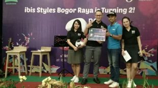 Pemberian Door Prize Saat Aniversary Ke-2 Hotel Ibis Styles Bogor, Jumat7/9 (dok. KM)