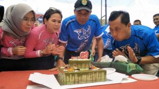 Danrem Kol. Mohamad Hasan saat meniup lilin di HUT Korem 061/Sk ke-69 (dok. KM)