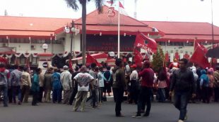 Aksi unjuk rasa massa KRPK membakar boneka replika koruptor, Senin 10/9/2018 (dok. KM)